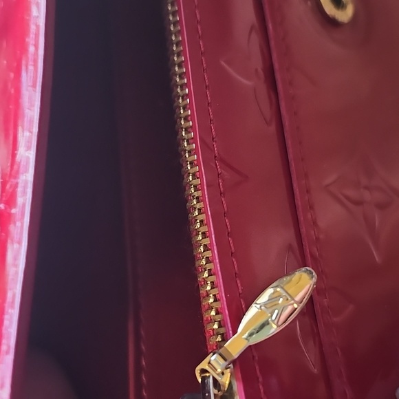 Authentic LOUIS VUITTON VERNIS RED WALLET - Picture 10 of 13